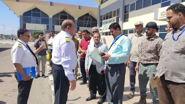 قيادة وإدارة وطلاب أكاديمية بازرعة للطيران ينفذون وقفة احتجاجية في مطار عدن