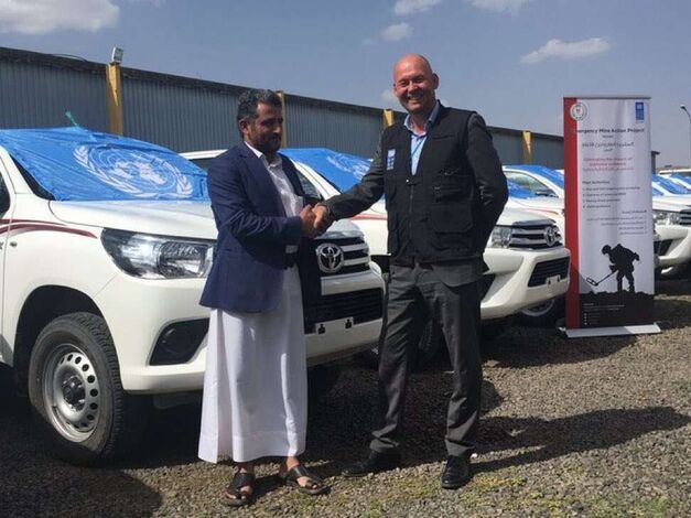 الأمم المتحدة تدعم الحوثي بـ 32 سيارة دفع رباعي تحت غطاء مكافحة الجراد