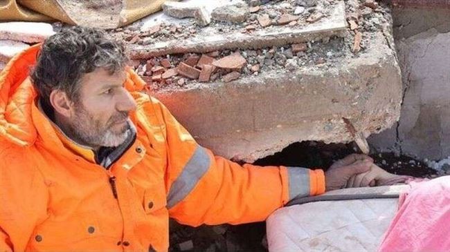 عرض الصحف البريطانية - زلزال تركيا وسوريا: صورة رجل يمسك بيد ابنته بعد وفاتها توضح عمق المأساة - الغارديان