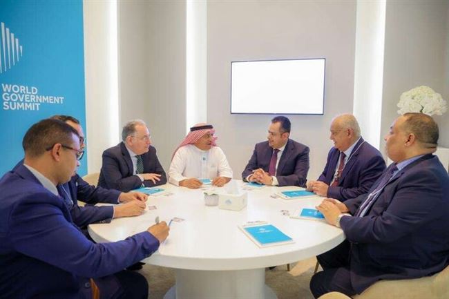 رئيس الوزراء يناقش مع مدير عام الصندوق العربي تسريع اطلاق التعهدات