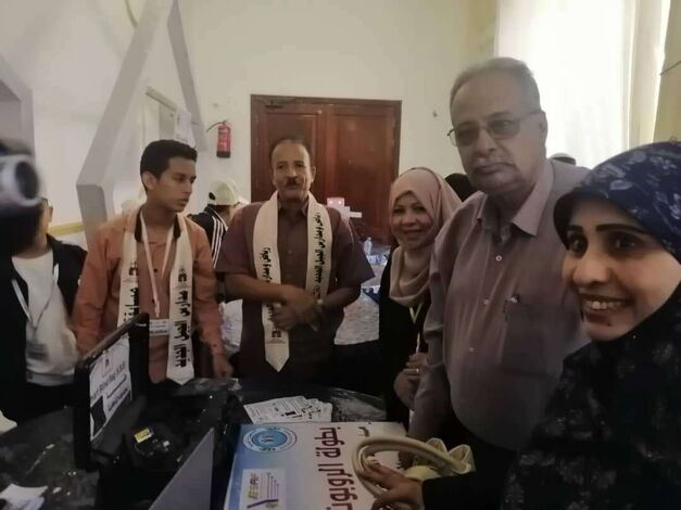 مديرة مكتب التربية والتعليم بمحافظة عدن تزور معرض ومسابقة الروبوت