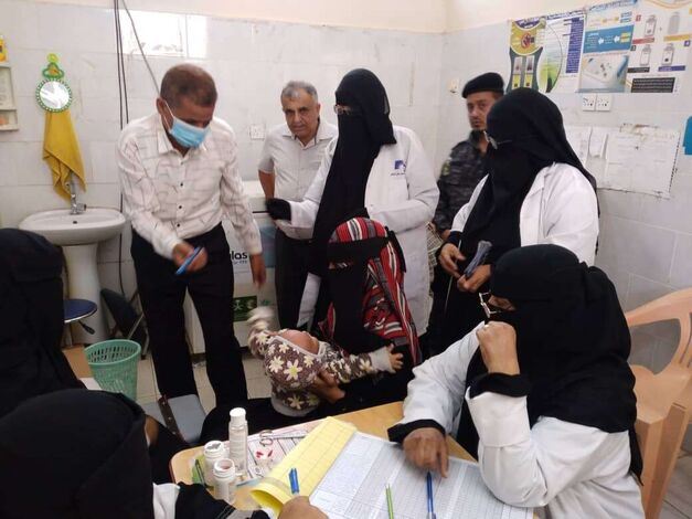 السلال وباذيب يدشنان حملة شلل الأطفال بمديرية الشيخ عثمان