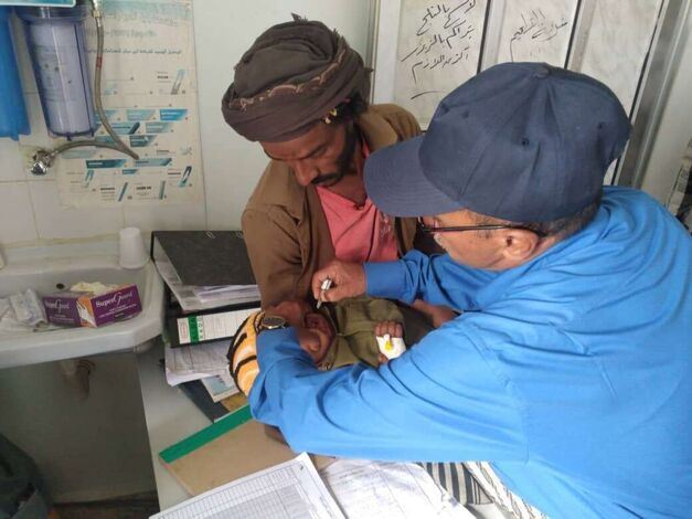 مدير مكتب الصحة بمديرية الوازعية يدشن حملة التحصين ضد شلل الأطفال