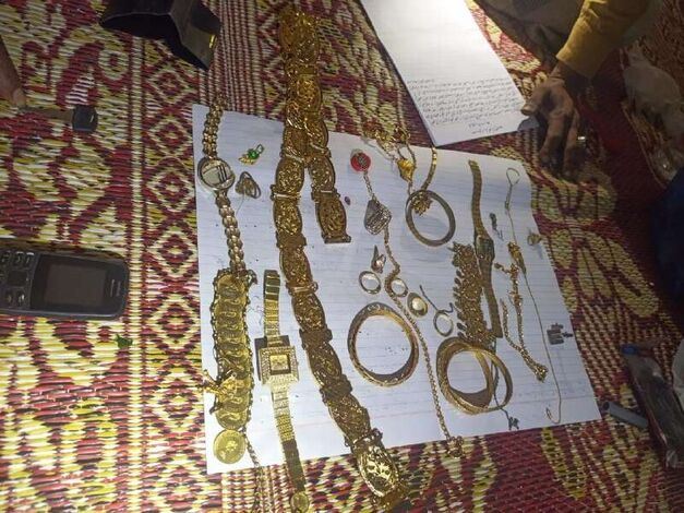 القبض على شخصين متهمين بسرقة مجوهرات قدّرت بـ 70 ألف ريال سعودي
