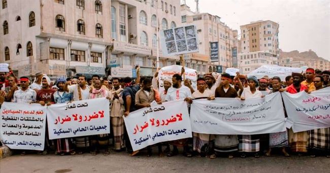 الألآف من صيادي حضرموت ينفذون وقفه إحتجاجية ضد قرار محافظ حضرموت بمنع تصدير الأسماك