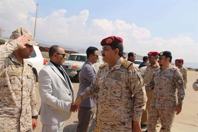 وزير الدفاع يتفقد أوضاع القوات المسلحة في سقطرى