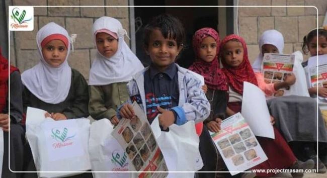 بعد فتح مدرسة "الشعب عكاد" بتعز..  مسام يوزع 300 حقيبة مدرسية للطلاب