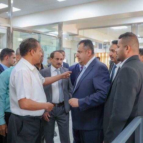 رئيس الوزراء يفتتح فرع البنك المركزي اليمني بمحافظة أبين
