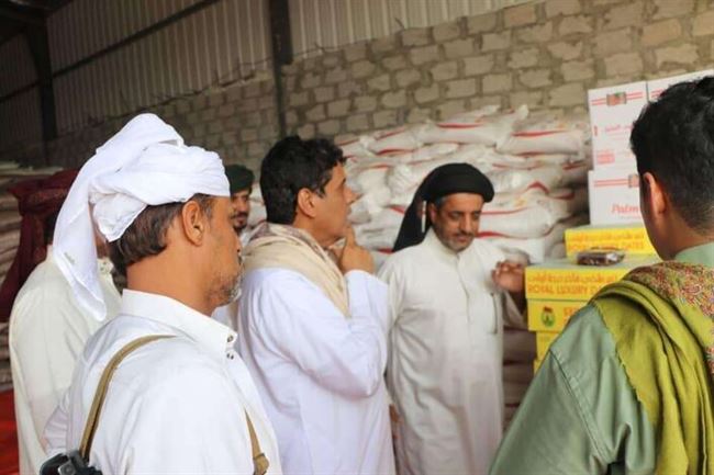 الشيخ راجح باكريت يدشن توزيع السلال الغذائية لمناطق مديرية المسيلة