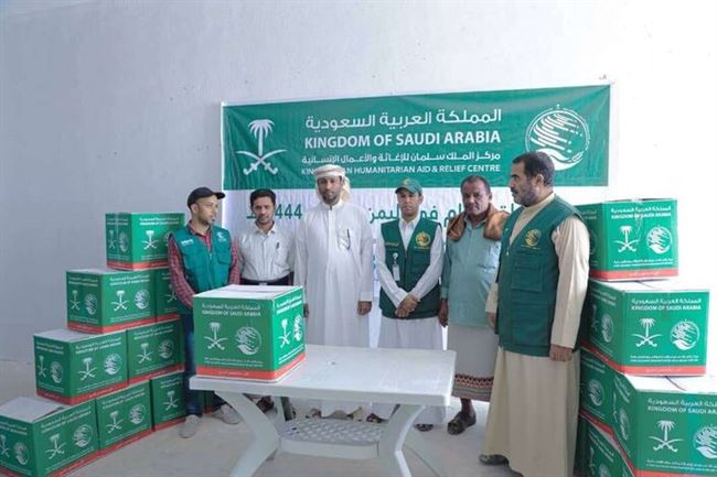 وكيل أول محافظة المهرة يدشن توزيع سلة إطعام المقدمة من مركز الملك سلمان للإغاثة