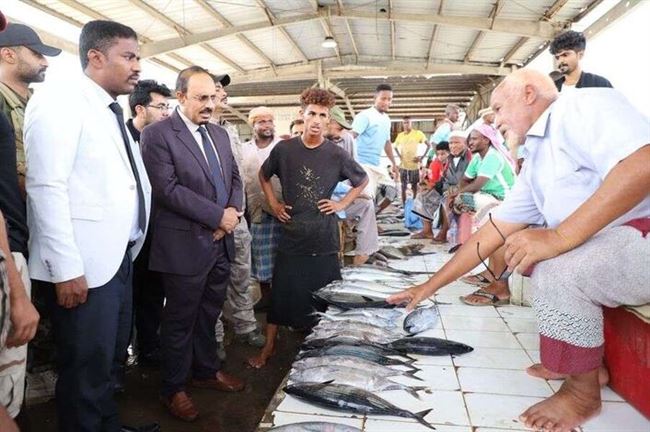محافظ حضرموت يتفقد السوق العام للأسماك بحي العمال ويطلع على أسعار البيع