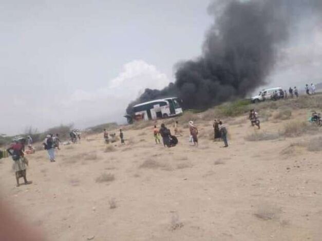 نجاة العشرات من المسافرين إلى السعودية من حريق التهم حافلة  بمحافظة أبين