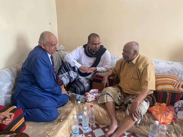 الوزيران الزعوري والوالي يزوران اللواء فيصل رجب في منزله بأبين