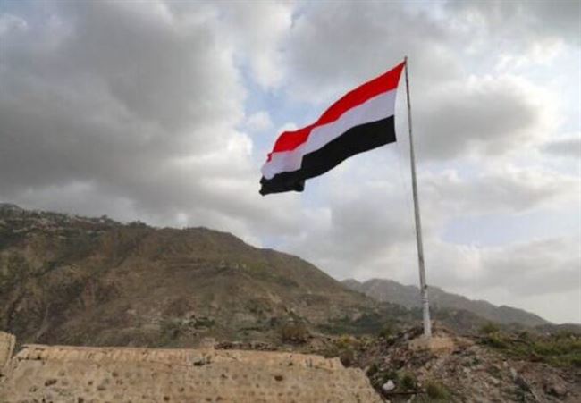 معلقًا على صورة للعلم اليمني.. صحفي خليجي: ستبقى علمًا شامخًا عربيًا يرفرف من المهرة حتى الحديدة