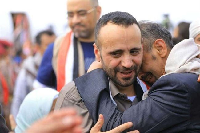 صحافي: الحوثيون كانوا يقولون لنا نحن نتقرب إلى الله بتعذيبكم