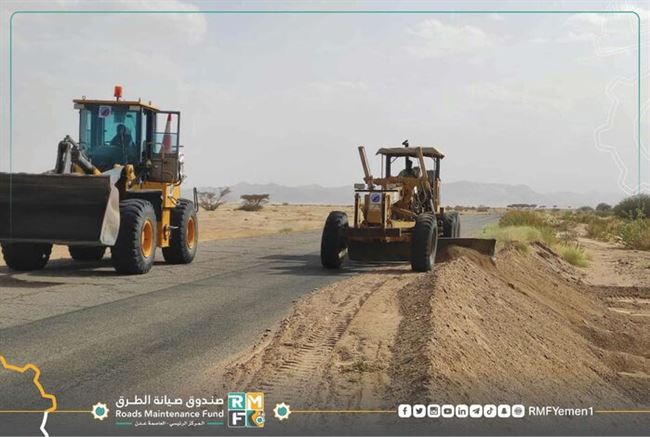 تواصل أعمال معالجة اضرار السيول من طريق عتق بيحان بشبوة
