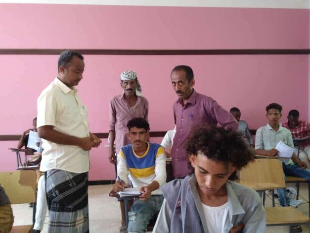 عضو انتقالي لحج نجيب البصيلي يقوم بزيارة مراكز امتحانات الثانوية بمدارس اللاجئين مخيم خرز
