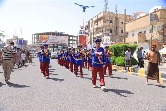 الفرقة الموسيقية العسكرية تجوب شوارع مأرب احتفاء بالعيد الوطني الـ33 للجمهورية اليمنية