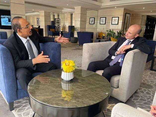 محافظ حضرموت يبحث في الرياض مع السفير الفرنسي جوانب تعزيز الأمن والتنمية