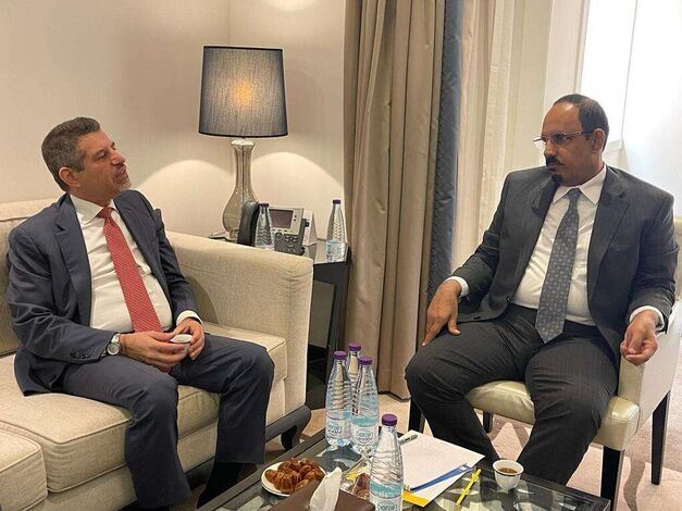 محافظ حضرموت يبحث في الرياض مع السفير الأمريكي جهود تعزيز الأمن وتحسين الخدمات