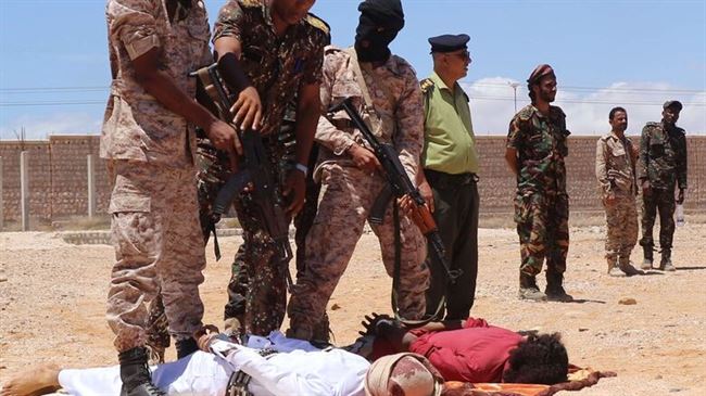 تنفيذ حكم الإعدام رمياً بالرصاص بحق مدانين بالقتل بالمهرة (صور)