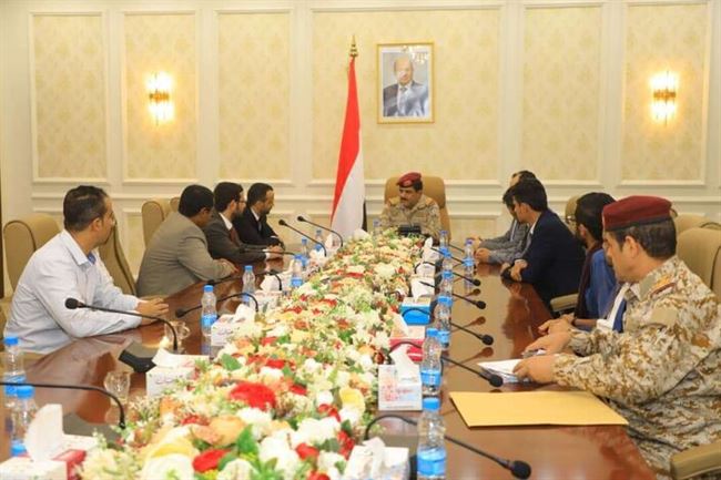 وزير الدفاع يشيد بتضحيات الصحفيين المحررين من سجون المليشيات الحوثية