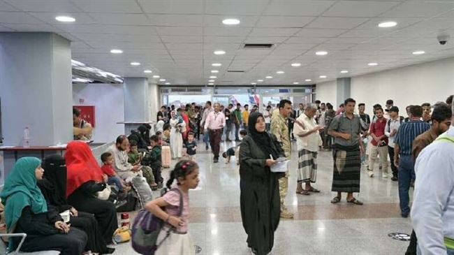 وصول الدفعة الرابعة من اليمنيين العالقين في السودان إلى مطار عدن