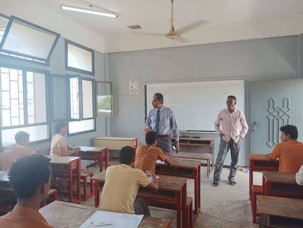 مدير عام تربية أبين يتفقد سير الامتحانات في المراكز الامتحانية بمدينة زنجبار