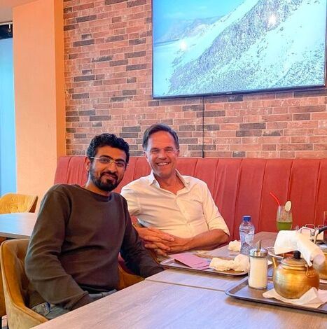 رئيس الوزراء الهولندي يزور مطعم يمني في روتردام