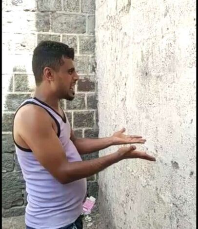 شاب في عدن يخاطب جدار عله يسمع مالم تسمعه الحكومة عن معاناة المواطنين