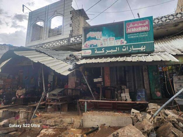 بدون سابق انذار.. هجوم على عشرات المحلات والاكشاك والبسطات في إحدى اسواق محافظة إب