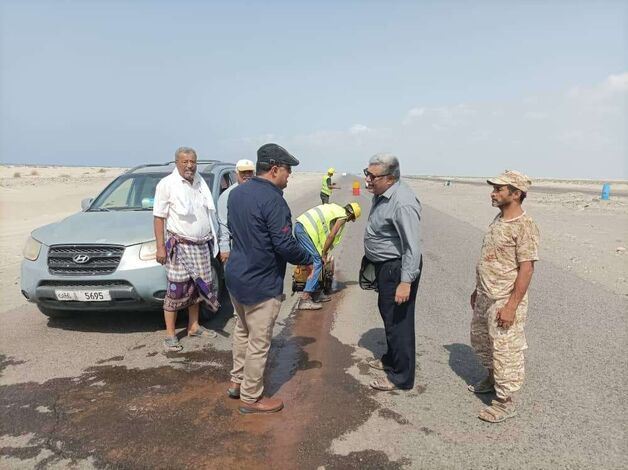 وكيل محافظة أبين جرفوش يتفقد اعمال صيانة طريق العلم _ دوفس ( الجهة اليمين )