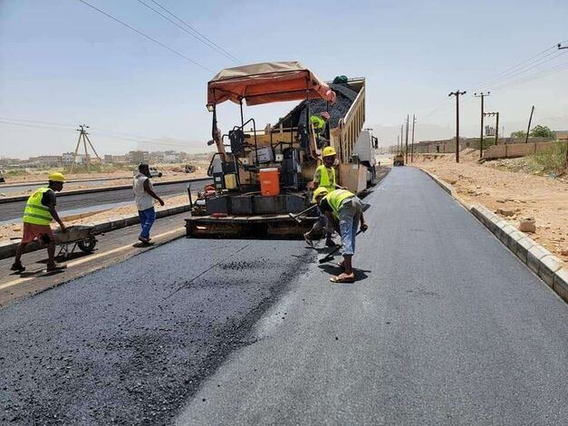 عتق.. مؤسسة الطرق تواصل أعمال صيانة وتأهيل عدد من شوارع المدينة