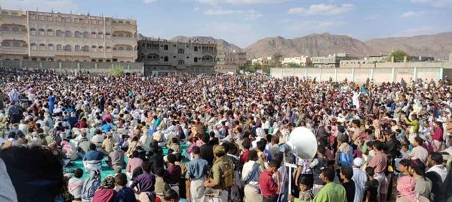 يحدث الآن.. الآلاف يحتشدون لأداء الصلاة على جثمان الشيخ الباني بشبوة