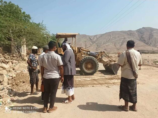 زيارة تفقدية للمدير التنفيذي الدكتور عارف حسن لأعمال صيانة طريق باتيس رصد مقطع كبث