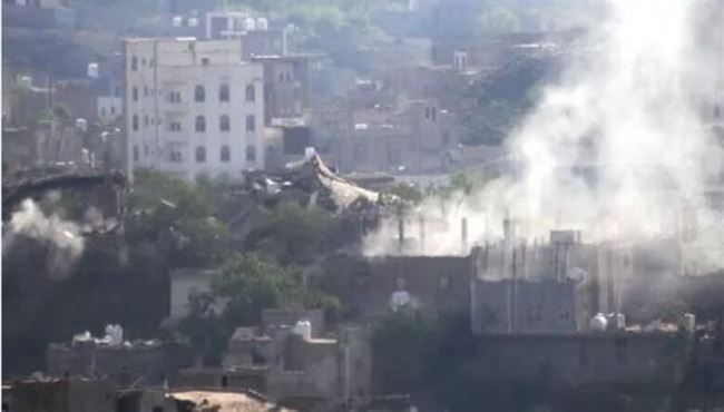 قصف حوثي يستهدف قرى سكنية غرب تعز