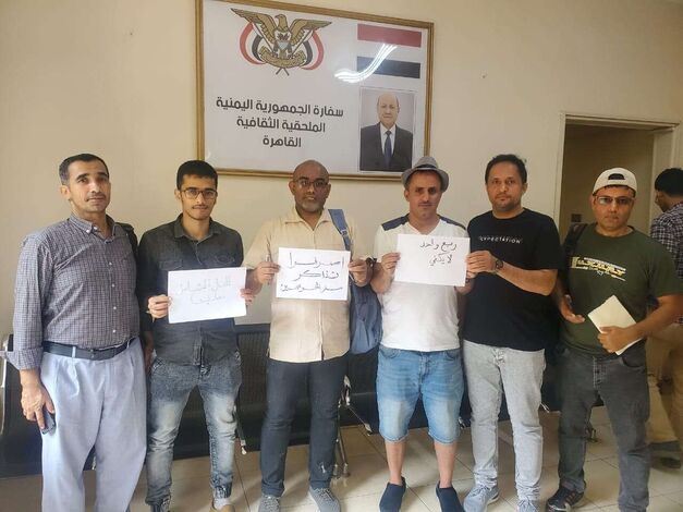 الطلاب اليمنيين في مصر يواصلون وقفتهم الاحتجاجية السادسة للمطالبة بصرف كامل مستحقاتهم المالية